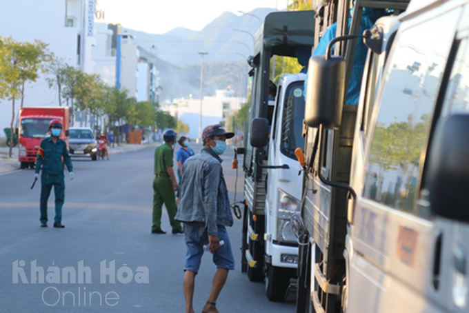 Những người nghi sử dụng ma túy được đưa lên xe công vụ