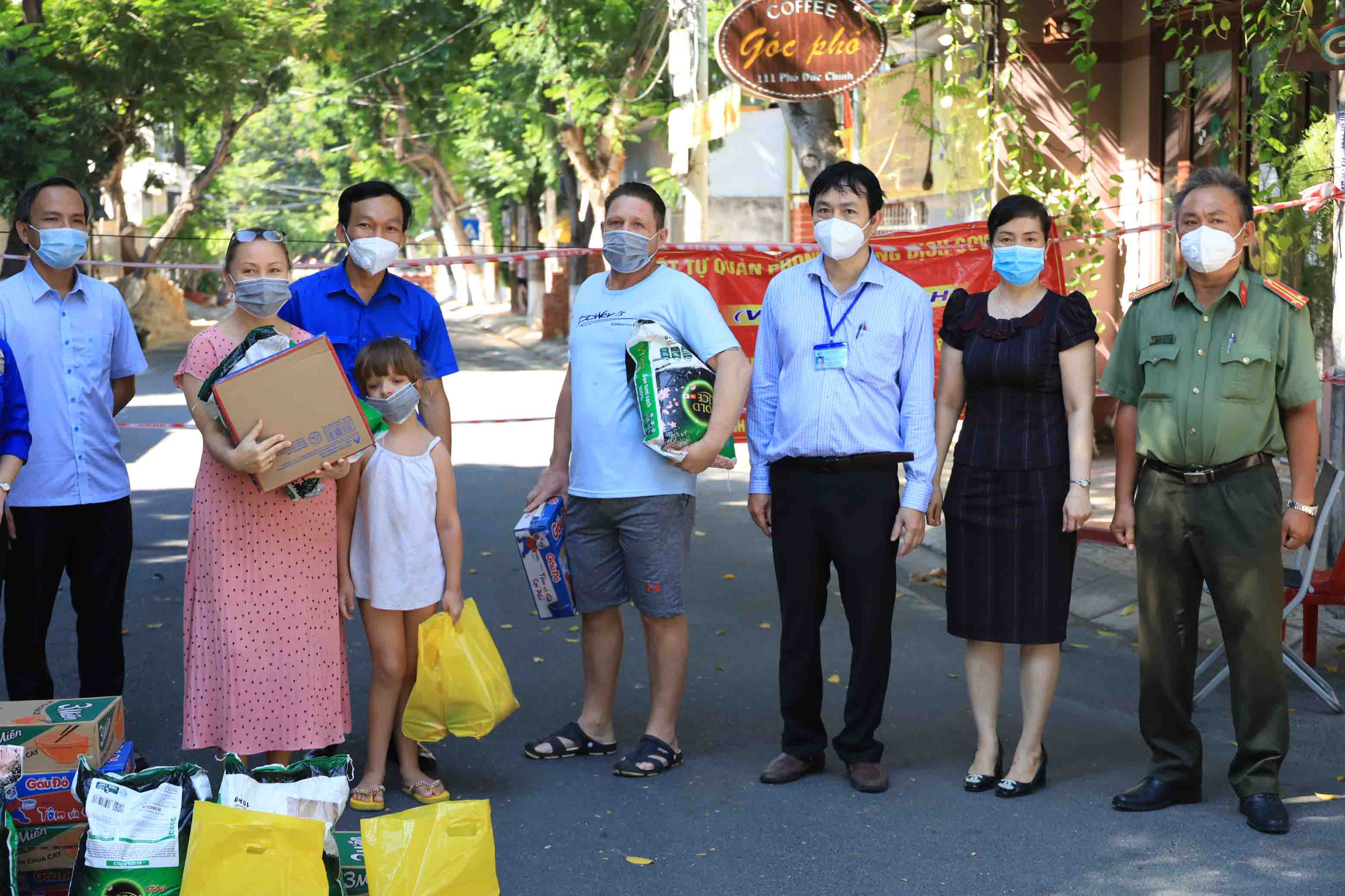 Trao quà cho những công dân Nga ở phường Vĩnh Hòa. 