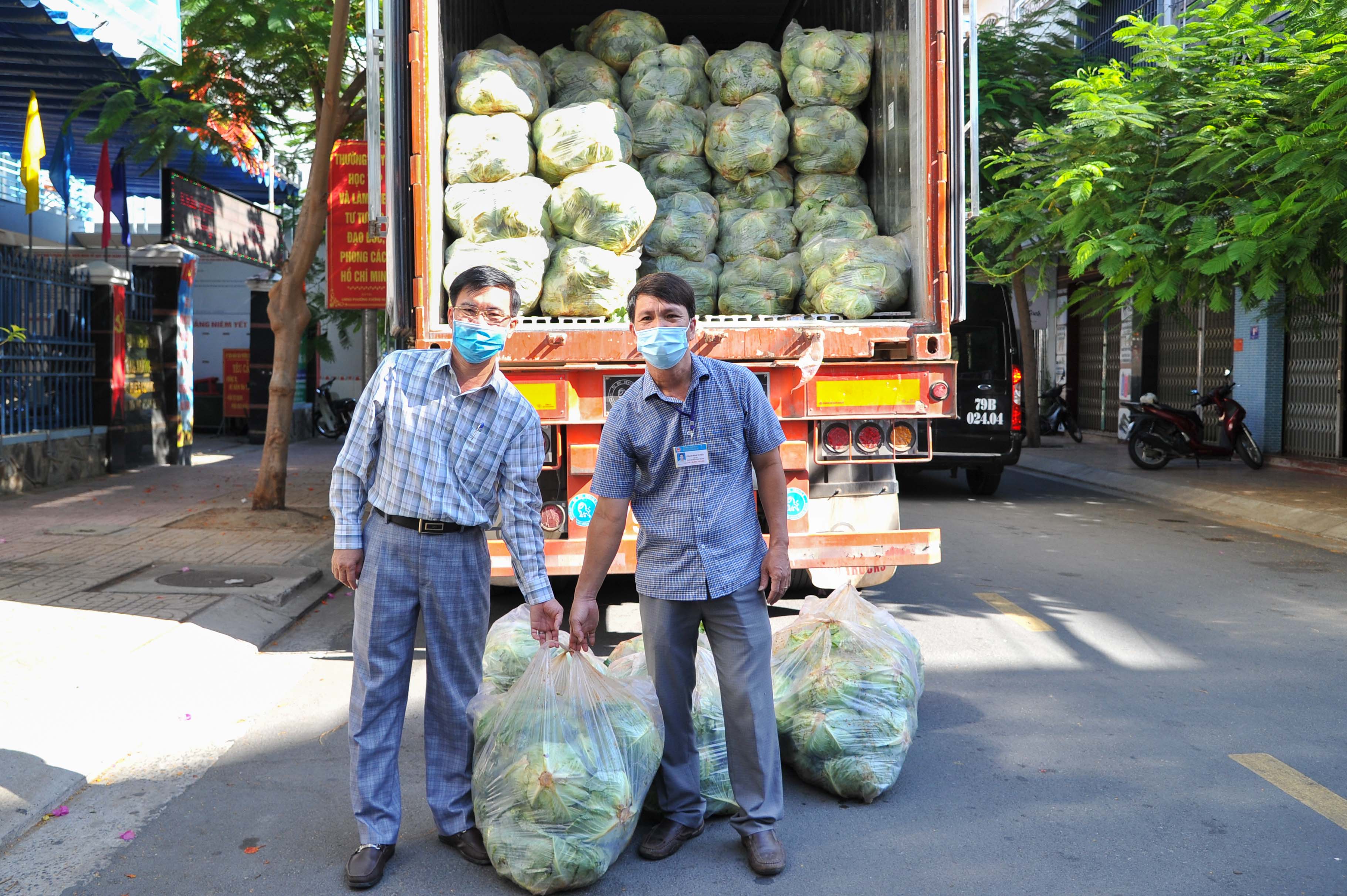 Bàn giao nông sản cho phường Xương Huân (TP. Nha Trang)