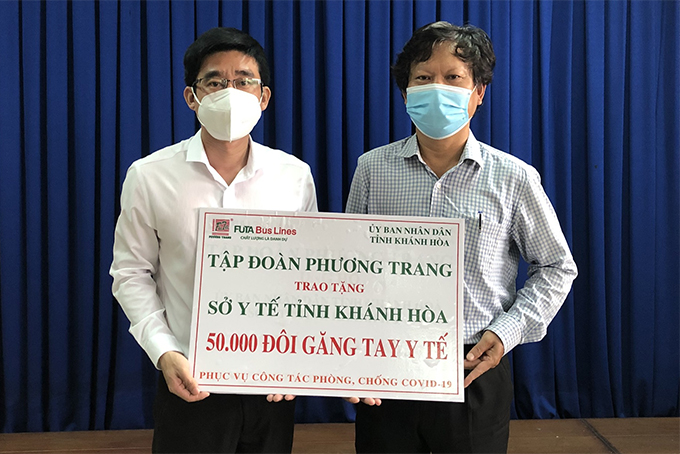 Ông Trần Trương Khôi – Giám đốc Chi nhánh Phương Trang Nha Trang (bên trái) thay mặt tập đoàn trao tặng trang thiết bị cho Sở Y tế tỉnh Khánh Hòa  