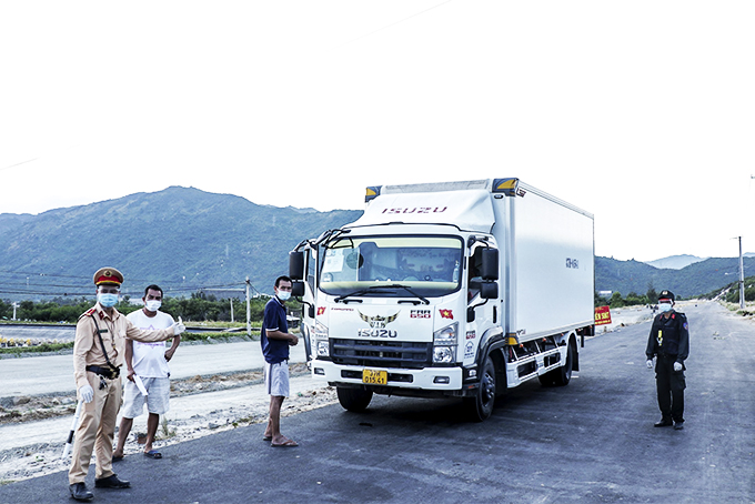 Một phương tiện chạy sai lộ trình trên tuyến vận tải “luồng xanh”.