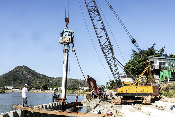 Nhà thầu thi công tại dự án kè bờ hữu sông Cái qua xã Vĩnh Ngọc, Vĩnh Thạnh (TP. Nha Trang).