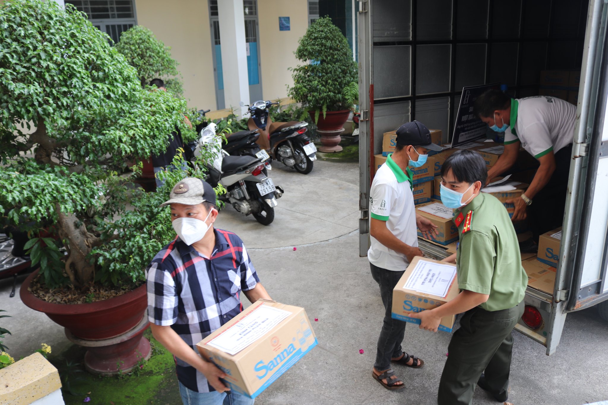 Vận chuyển quà tặng tại Công an TP. Nha Trang.