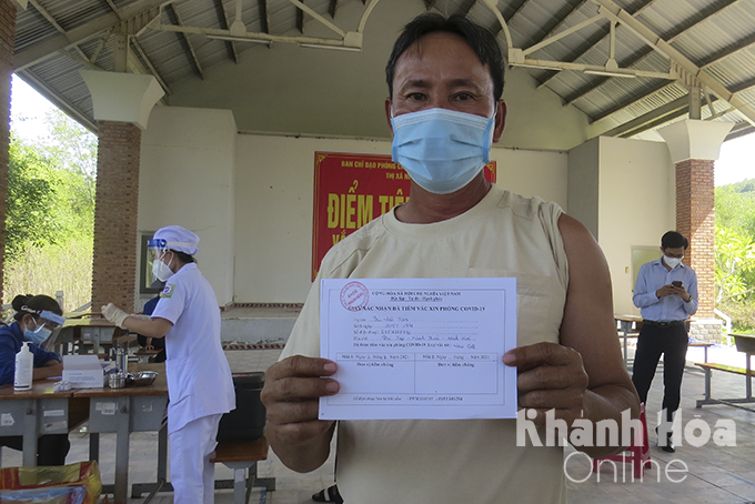 Anh Bùi Văn Tám (xã Ninh Thân, thị xã Ninh Hoà) cho biết, sau tiêm sau tiêm 10 phút anh chưa thấy phản ứng gì. “Tôi rất mừng vì được tiêm chủng vắc xin. Với tôi, vắc xin tốt nhất là vắc xin sớm nhất”,anh Tám bày tỏ.