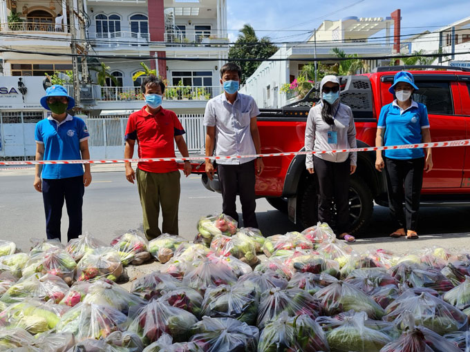 Đưa quà đến nơi tập kết