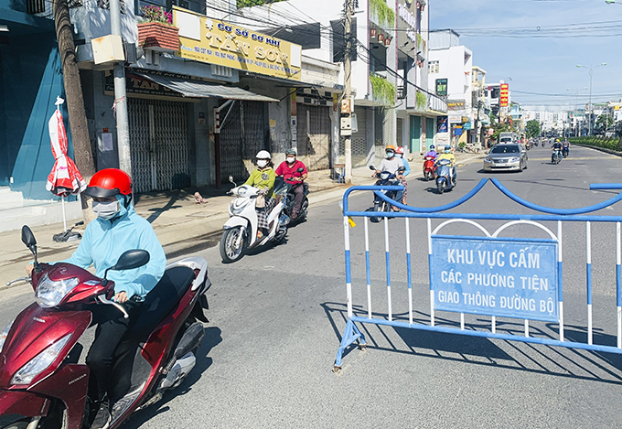  Sáng 8-9, lượng người đi đường qua chốt kiểm soát trên đường 23-10 (đoạn trước Lotte Mart) hiều hơn những ngày trước