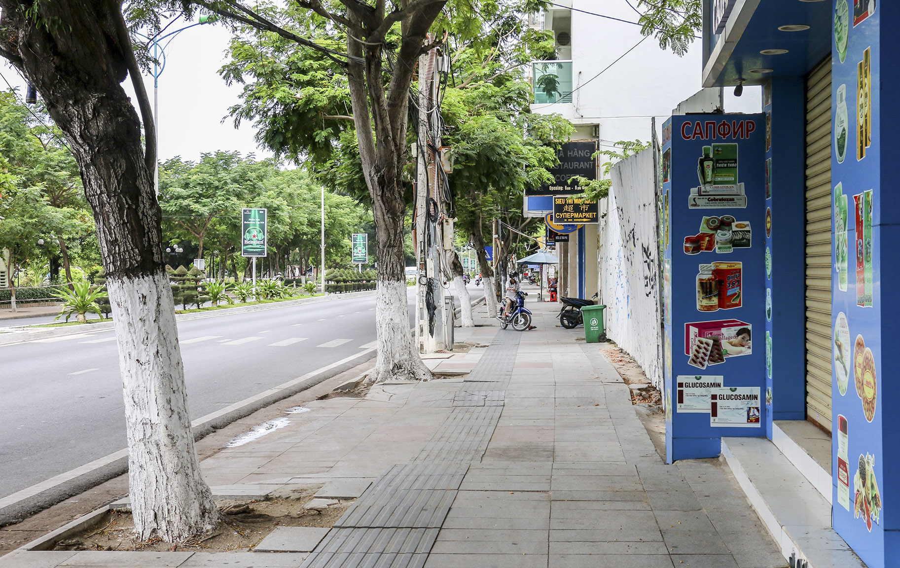 Thành phố cho phép các cửa hàng kinh doanh ăn uống được bán mang về, nhưng đến cuối giờ sáng 8-9 rất ít hàng quán mở cửa trở lại. Các hàng quán ở đường Trần Phú (trong ảnh) vẫn đóng cửa 