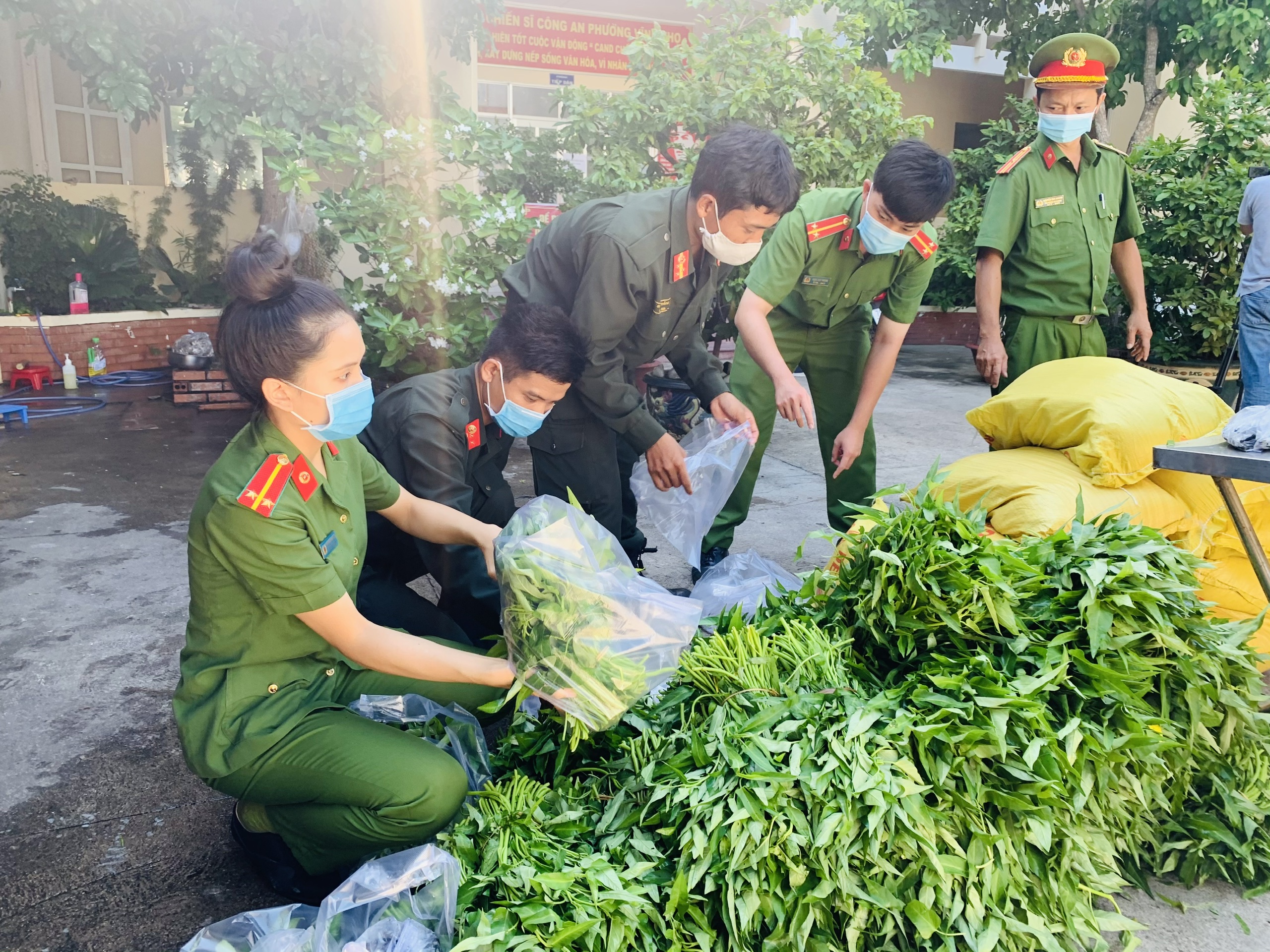 Các cán bộ công an phân quà để trao cho người dân