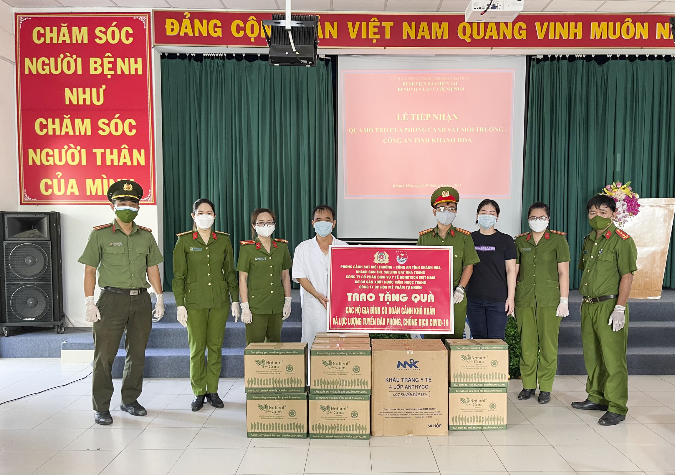 Lãnh đạo Bệnh viện Dã chiến số 2 nhận quà của Phòng Cảnh sát môi trường và các doanh nghiệp