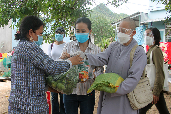 Các phần quà do Chùa Thiên Hòa (phường Phương Sài, TP. Nha Trang) ủng hộ.