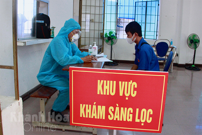 Khám sàng lọc cho người dân trước khi tiêm vắc xin