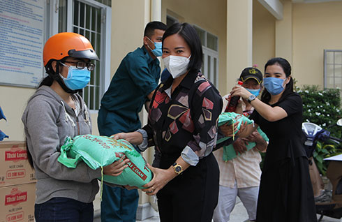 Bà Thái Thị Lệ Hằng - Phó Tổng Biên tập Báo Khánh Hòa (hàng đầu) cùng Hội từ thiện Hoa Sứ trao quà cho người dân khó khăn.