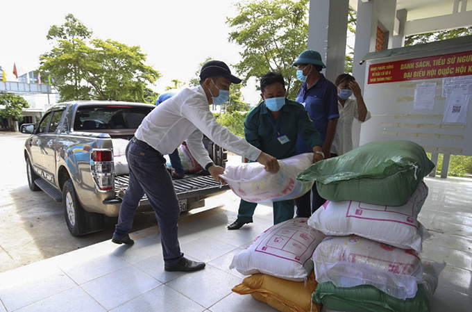 Các phần quà hỗ trợ được chuyển đến Thôn Thành Đạt, Thành Phát.