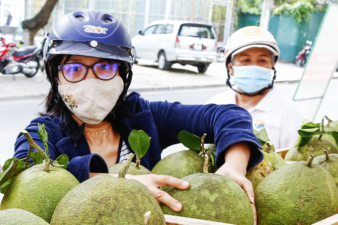 Khách hàng mua bưởi da xanh Khánh Vĩnh tại một điểm hỗ trợ tiêu thụ nông sản do Hội Nông dân tỉnh tổ chức