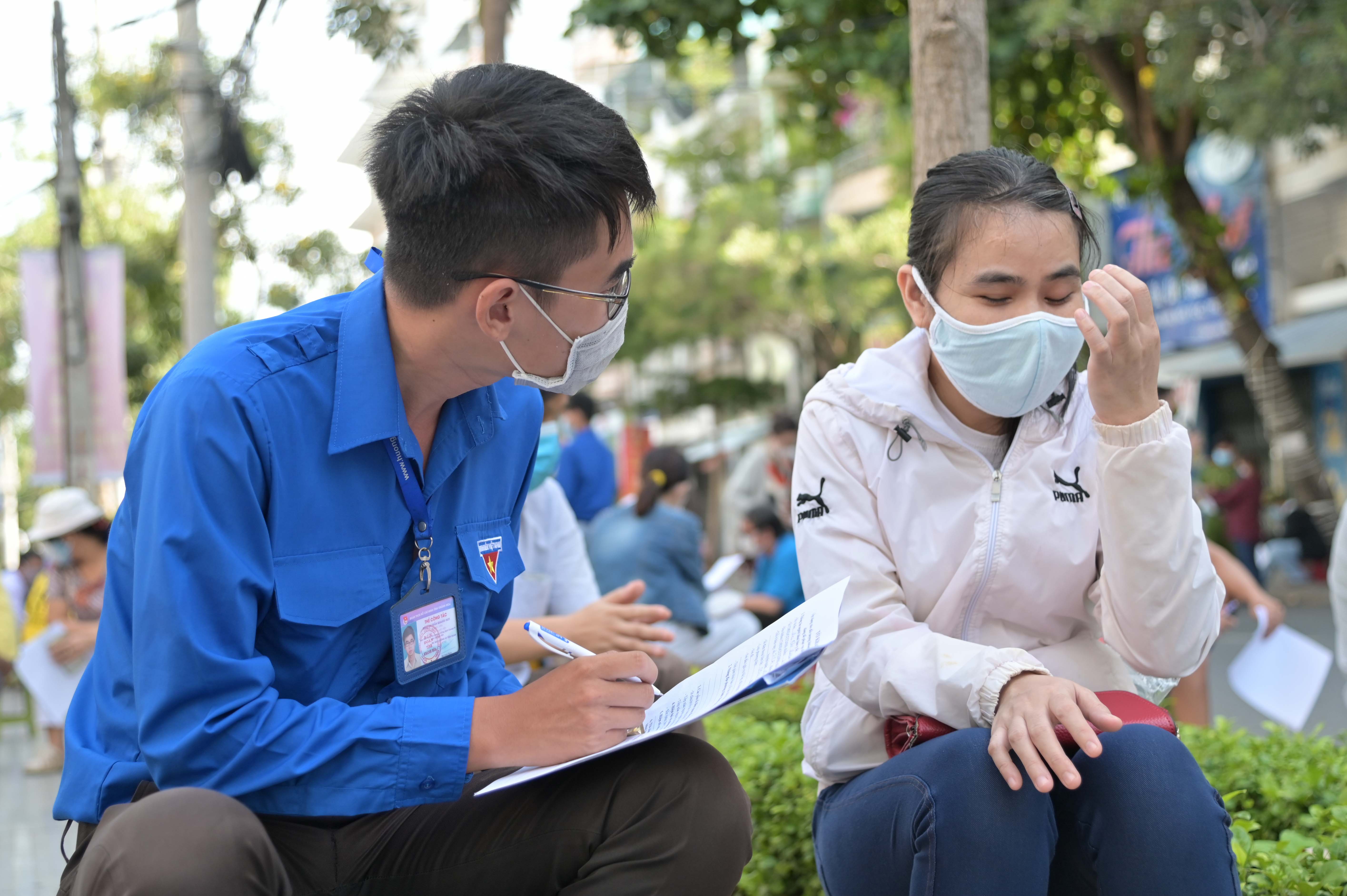 Lấy thông tin điền vào tờ khai của mỗi người