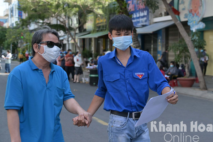 Mỗi tình nguyện viên phụ trách hỗ trợ một người để hoàn thành nhanh các thủ tục.