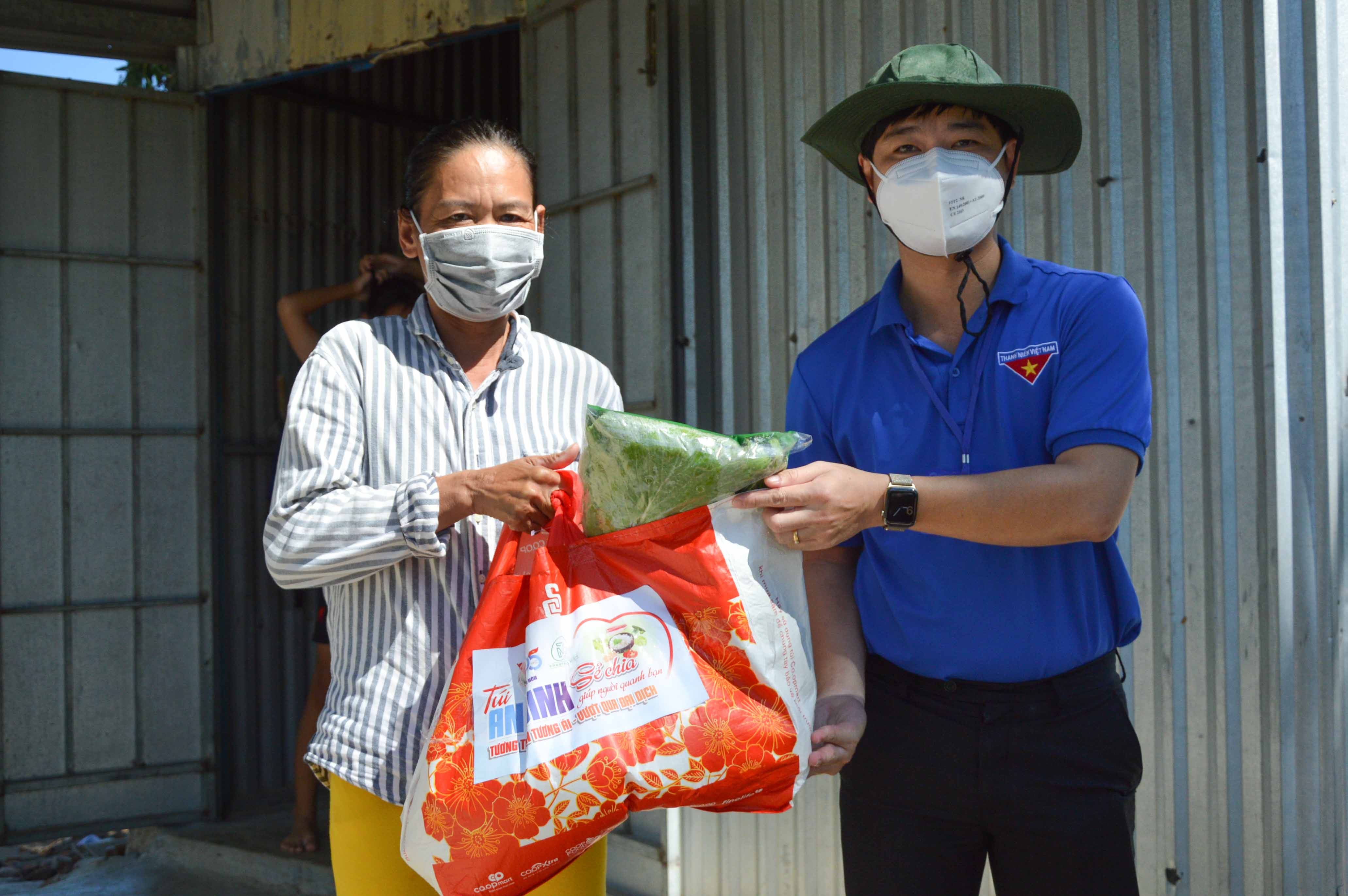 Lãnh đạo Tỉnh đoàn trao quà cho người dân thôn Vĩnh Xuân