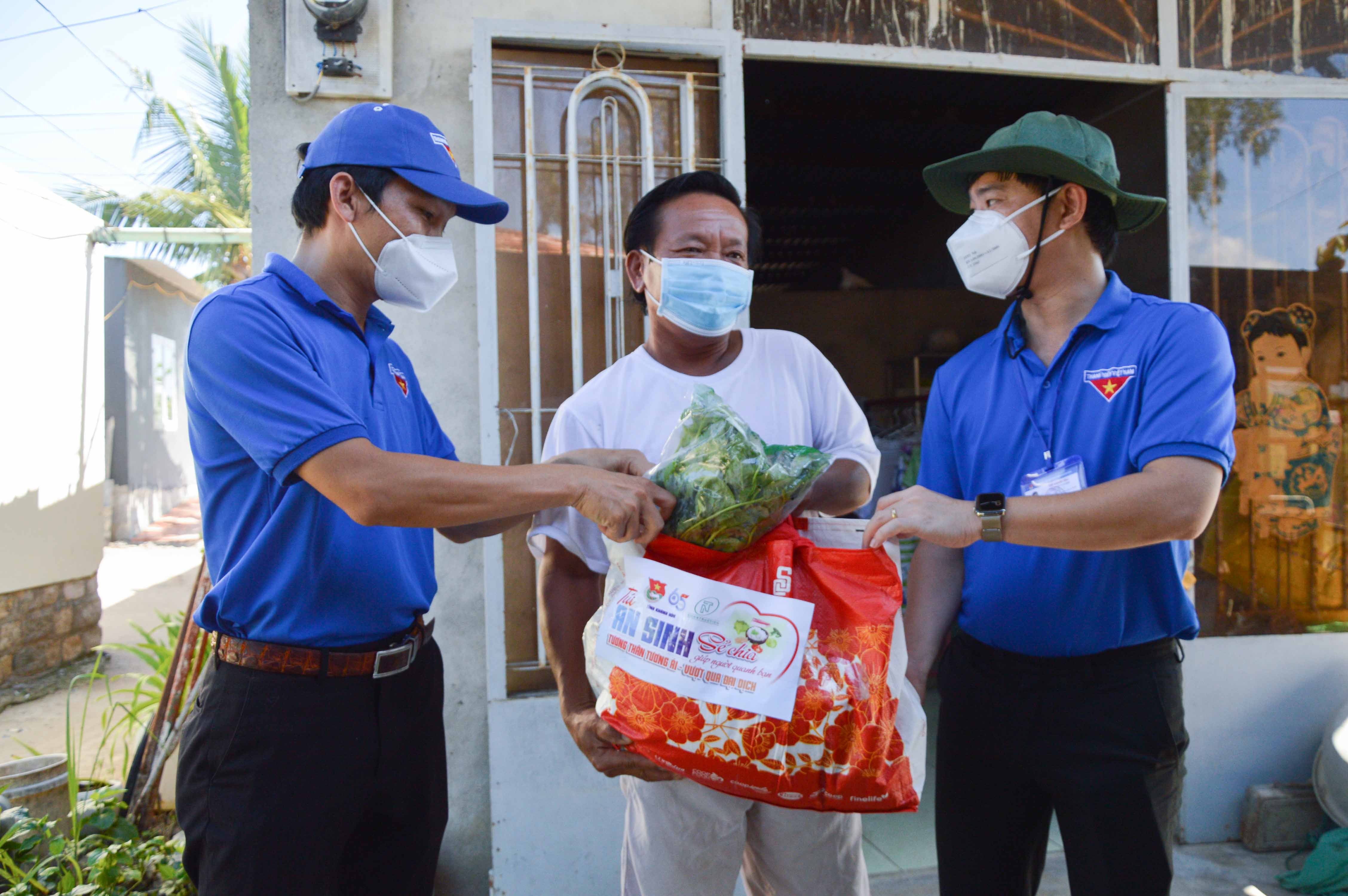 Mỗi phần quà là nhu yếu phẩm nhằm giúp đảm bảo đời sống sinh hoạt hàng ngày của người dân