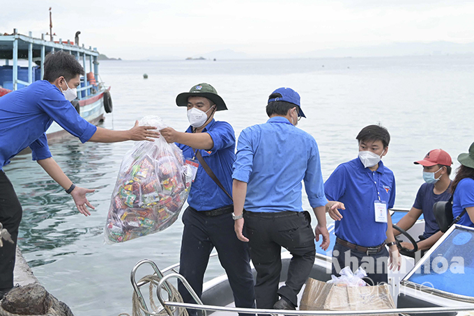 Các phần quà gồm bánh kẹo, bánh Trung thu, lồng đèn Trung thu, tập vở học sinh