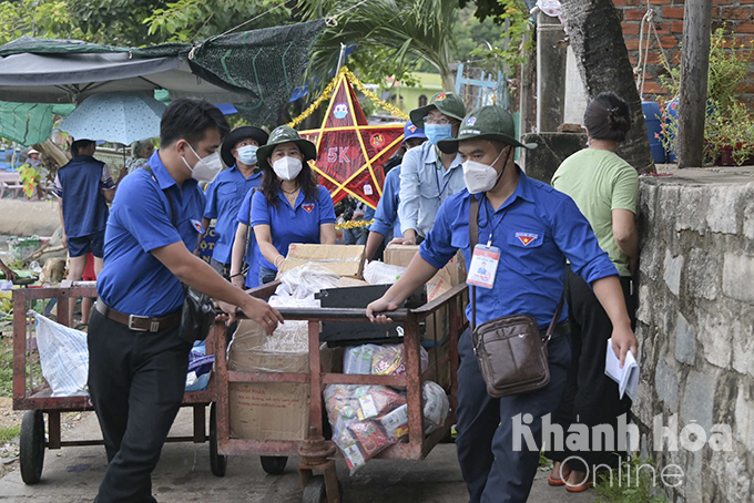 Vận chuyển quà đến điểm trao