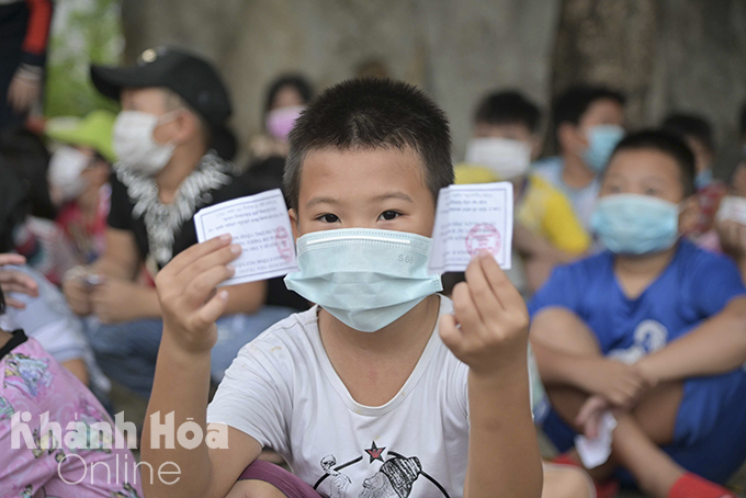 Nghe tin được tặng quà Trung thu, các em không giấu được sự thích thú.