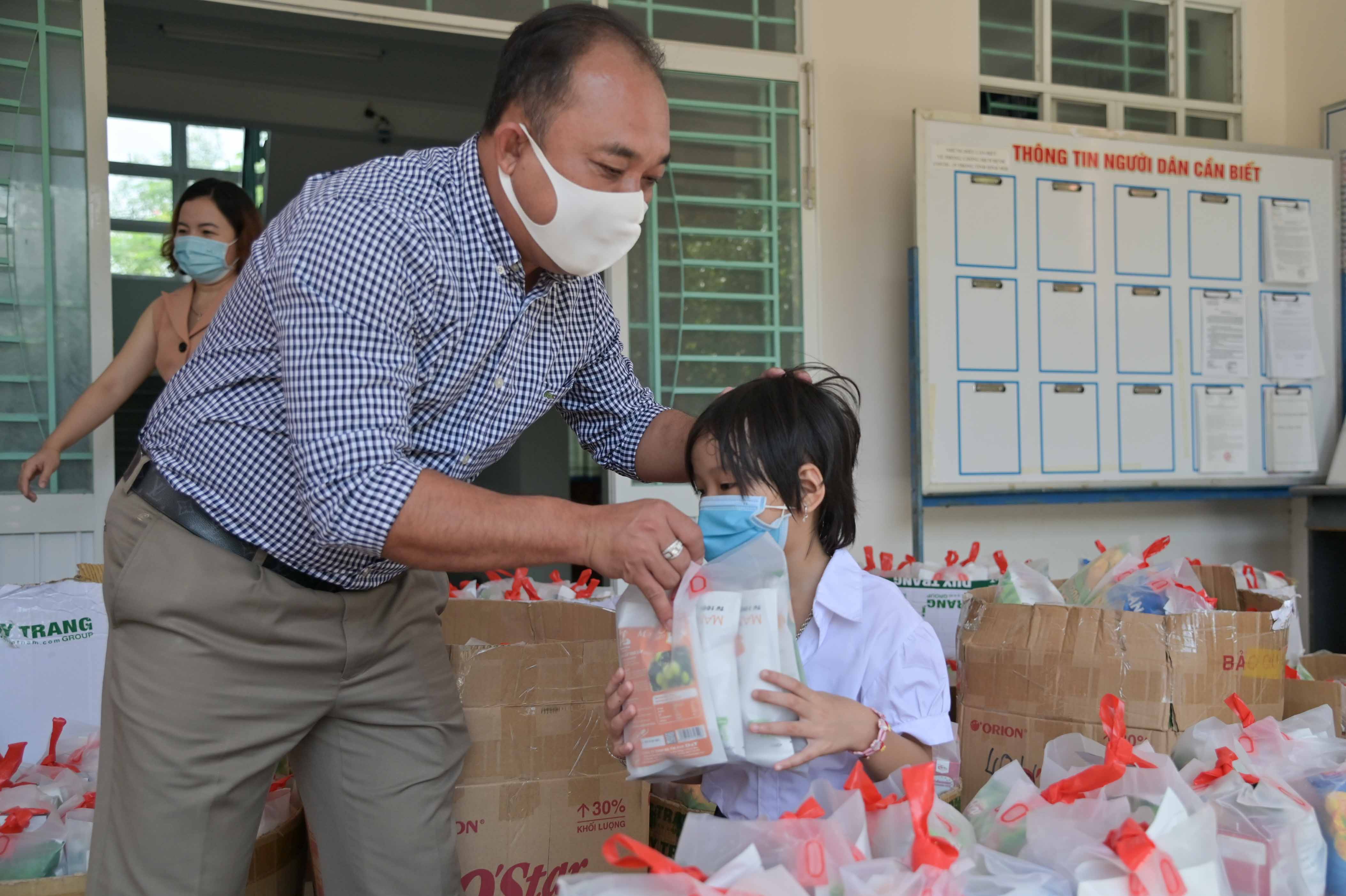 Ông Nguyễn Quang Duy - Giám đốc Công ty TNHH Sản xuất - Thương mại - Xuất nhập khẩu D&amp;T trao quà cho các em nhỏ