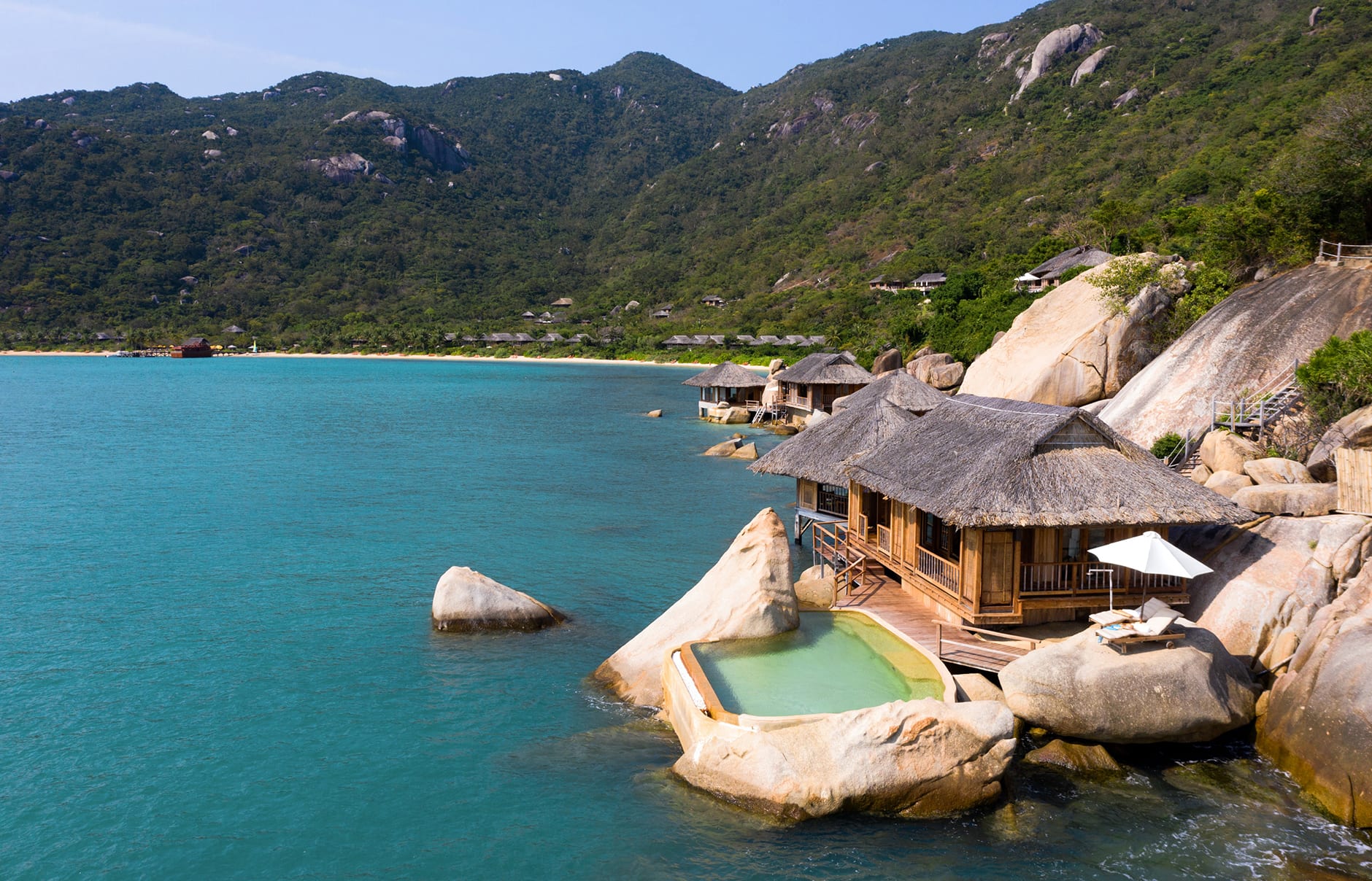 Nằm tựa vào chân núi Hòn Hèo hướng ra biển, khu nghỉ dưỡng Six Senses Ninh Vân Bay có địa thế tuyệt đẹp