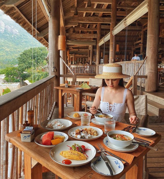 Du khách đến Six Senses Ninh Vân Bay không chỉ được thưởng thức những dịch vụ sang trọng mà còn được hòa mình vào khung cảnh thiên nhiên thơ mộng