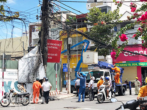 Điện lực Trung tâm Nha Trang điều động lực lượng tới hiện trường khắc phục sự cố.