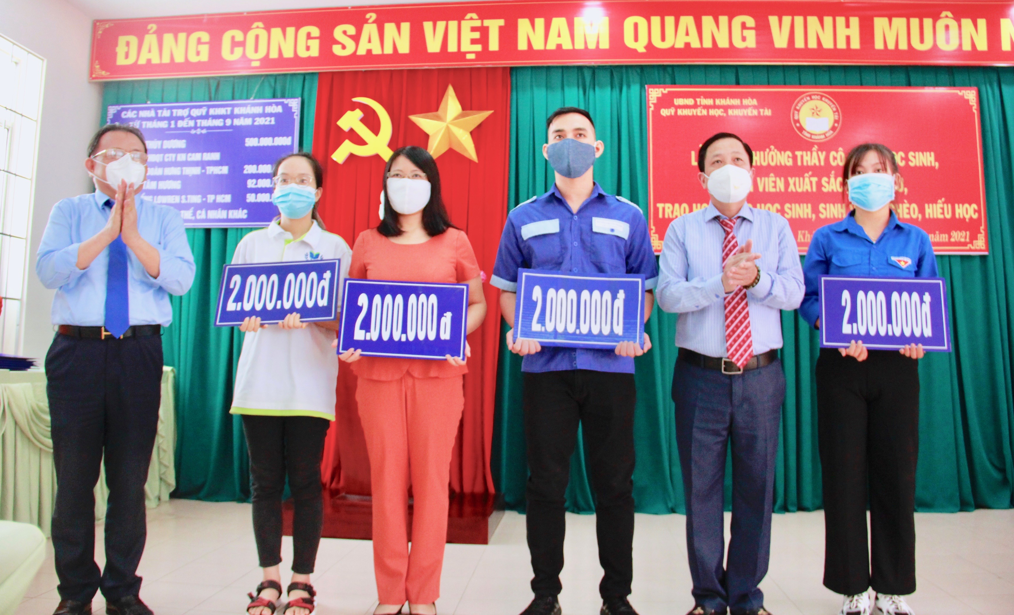 Trao thưởng cho sinh viên xuất sắc ở các trường Đại học, Cao đẳng