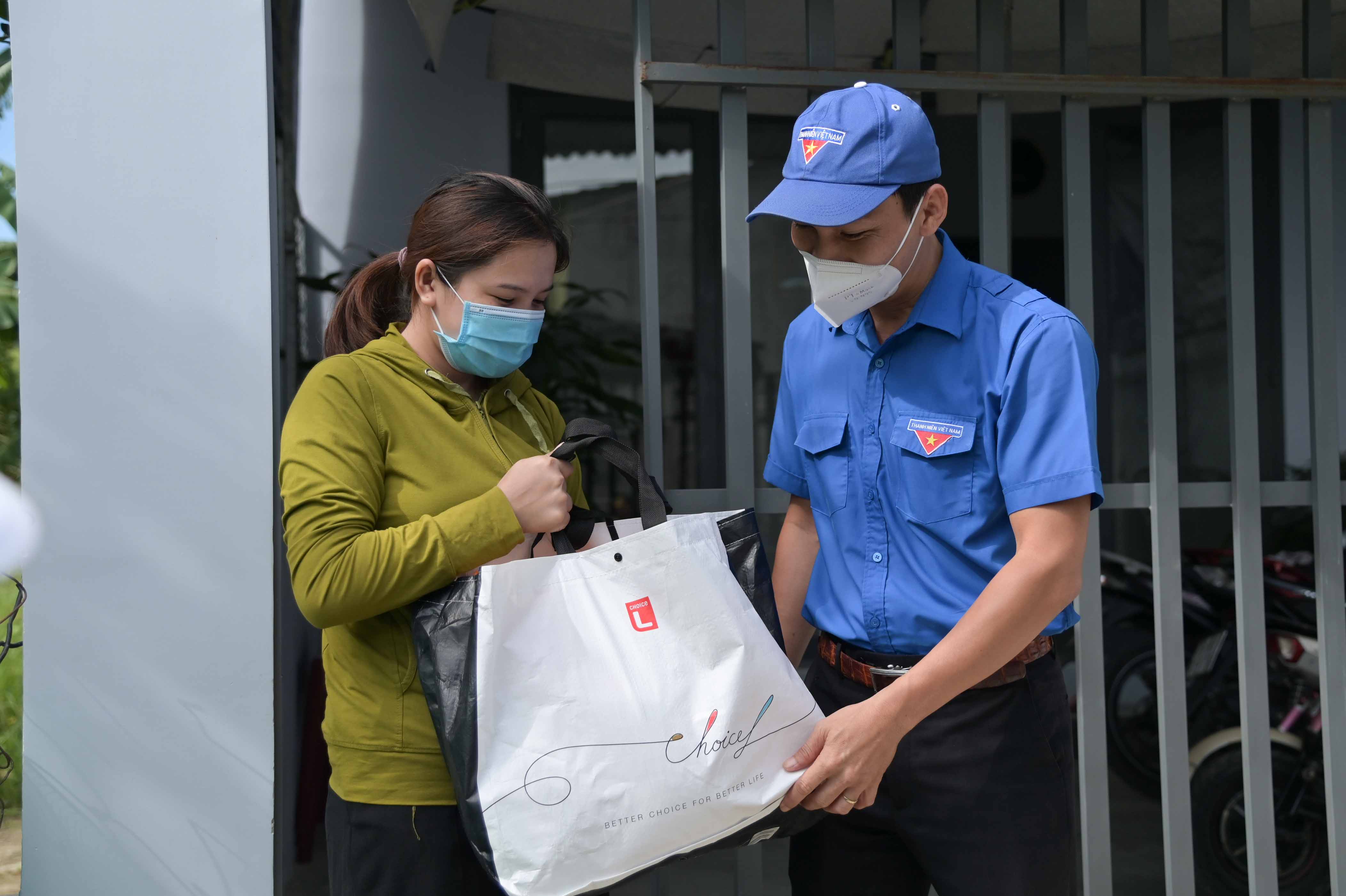 Lãnh đạo Tỉnh đoàn trao quà hỗ trợ người dân