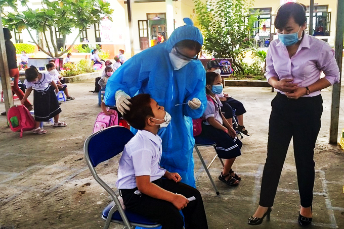 Test nhanh Covid-19 cho học sinh Trường Tiểu học thị trấn Khánh Vĩnh. 