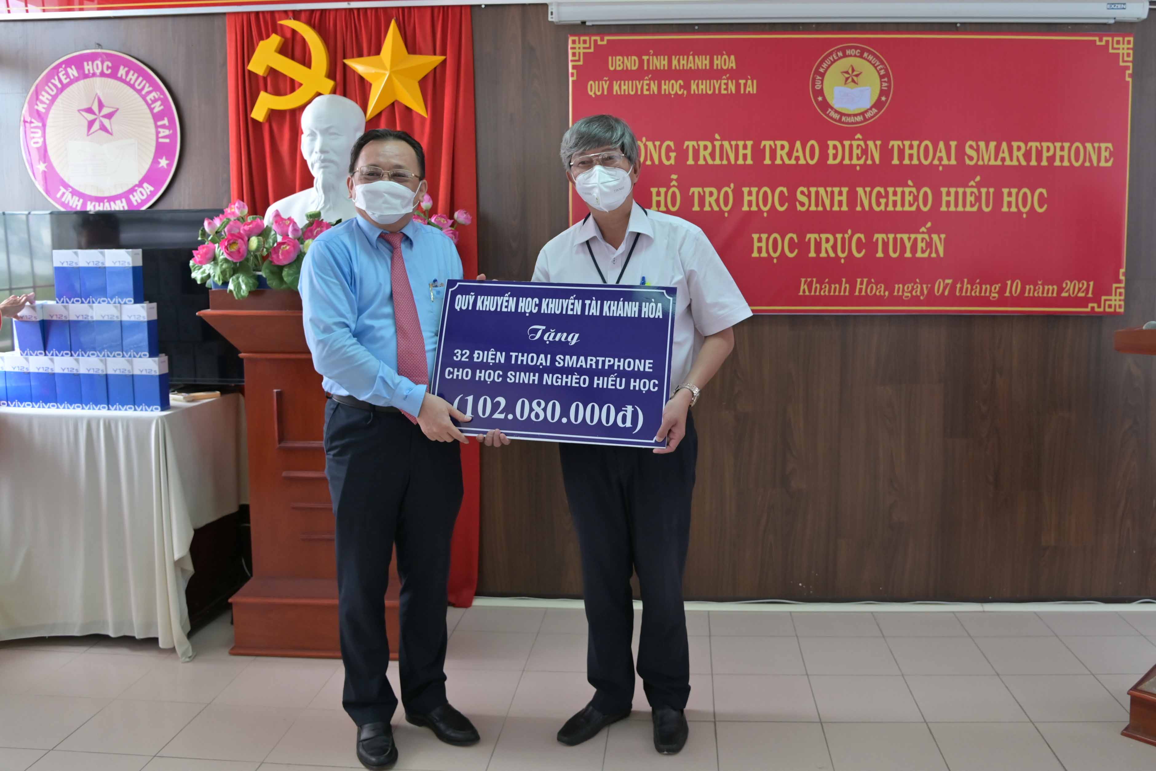 Lãnh đạo tỉnh trao bảng biểu trưng hỗ trợ điện thoại cho lãnh đạo Sở Giáo dục và Đào tạo để hỗ trợ các học sinh