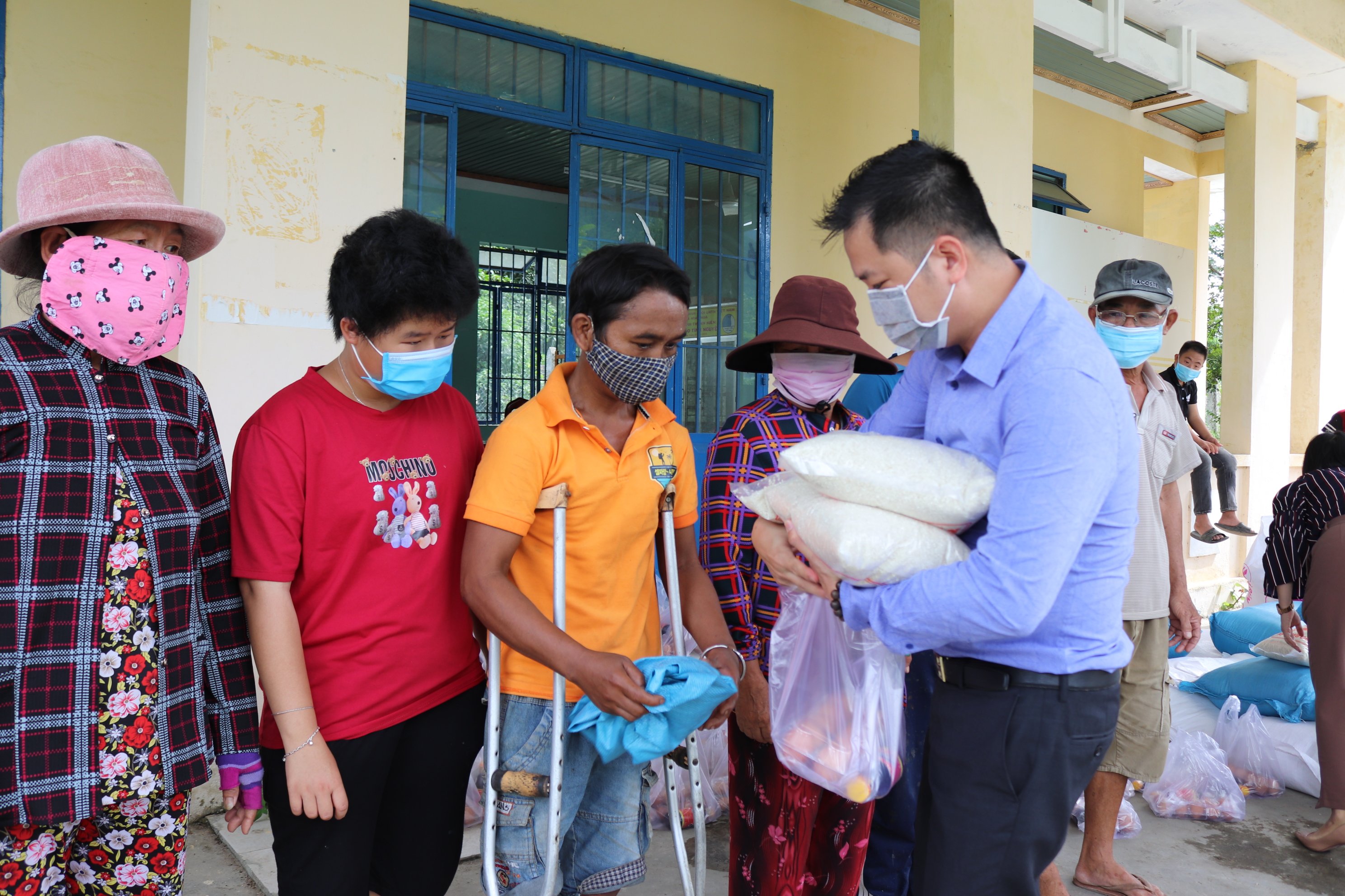 rao tặng quà cho người dân hoàn cảnh khó khăn tại xã Ninh Tân.