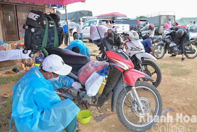 Trong buổi triển khai đầu tiên, nhiều phương tiện của người dân được kiểm tra, đảm bảo an toàn để tiếp tục di chuyển.