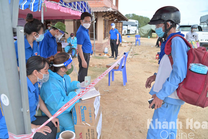 Khi đến trạm, người dân chỉ cần để lại xe, thông tin liên lạc, sau đó đi khai báo y tế trong thời gian xe của mình được kiểm tra.