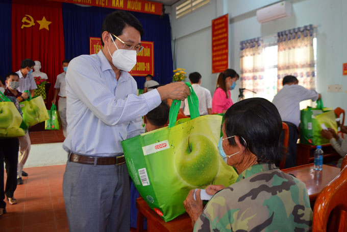 Ông Đinh Văn Thiệu  trao quà cho người dân xã Diên Tân.