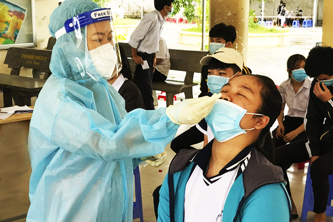 Test nhanh Covid-19 cho học sinh Trường THPT Trần Cao Vân, thị xã Ninh Hòa.