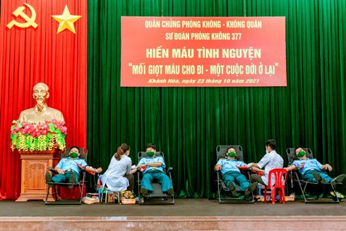 Các tình nguyện viên tham gia hiến máu.