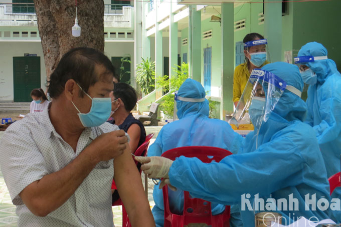 Tiêm vắc xin cho người dân ở Cam Ranh