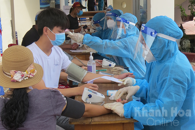 Kiểm tra sức khoẻ cho người dân trước khi tiêm chủng ở Cam Ranh