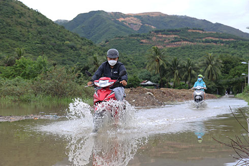 Một đoạn đường ở xã Vĩnh Thái bị ngập.