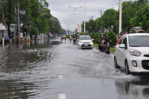 Trên đường 23-10, một số đoạn bị ngập nước, nhiều phương tiện phải di chuyển sang mép trái đường