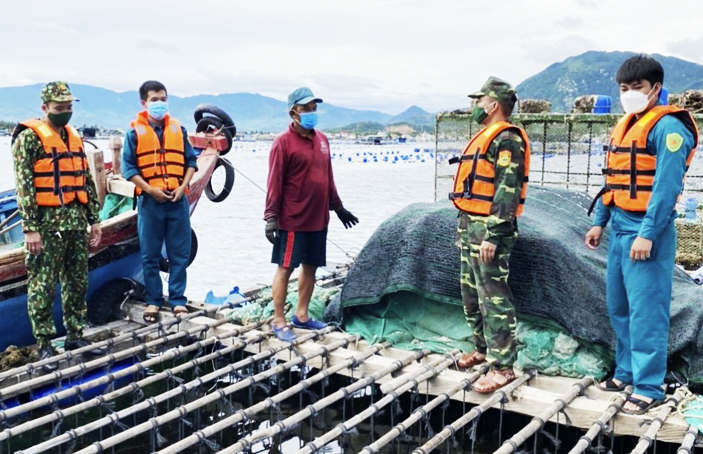 Lực lượng Bộ đội Biên phòng tỉnh tuyên truyền, vận động các chủ lồng bè, tàu cá chằng chống để đảm bảo an toàn.