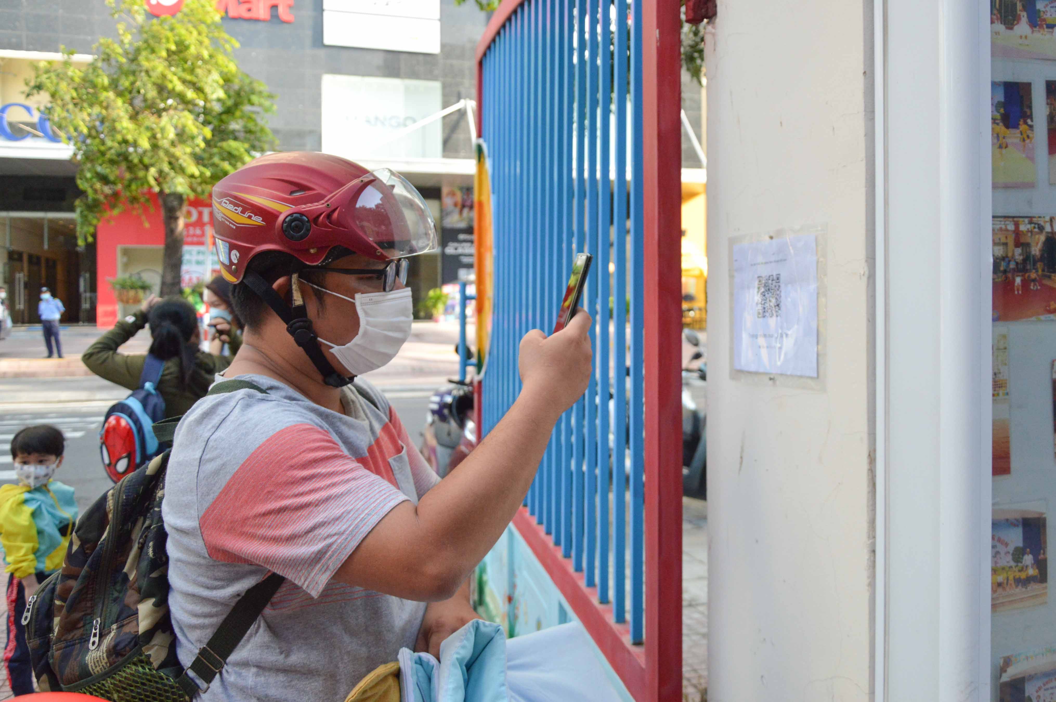 Tại Trường Mầm non Lý Tự Trọng, phụ huynh khi đưa trẻ đến trường phải khai báo bằng cách quét mã QR