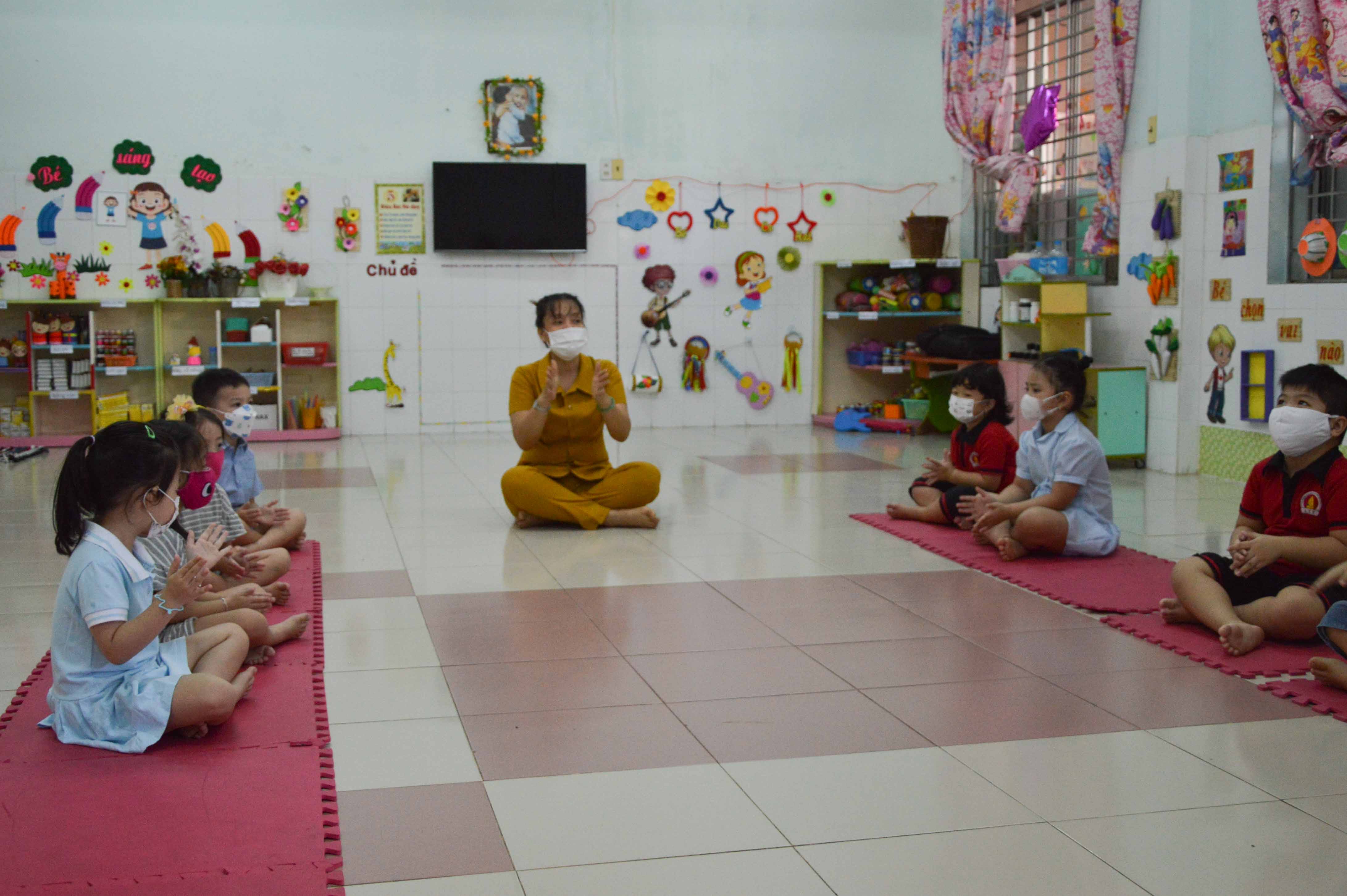 Tại các lớp, giáo viên cho trẻ làm quen lại môi trường trường học