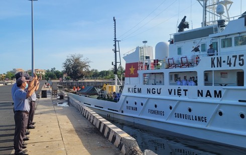 Lãnh đạo, chỉ huy Chi đội tiễn 2 tàu đi thực hiện nhiệm vụ.