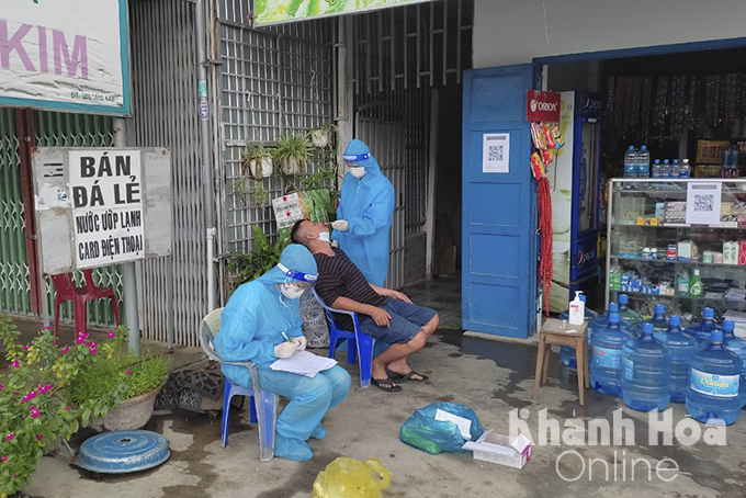 Lấy mẫu xét nghiệm tại huyện Diên KHánh