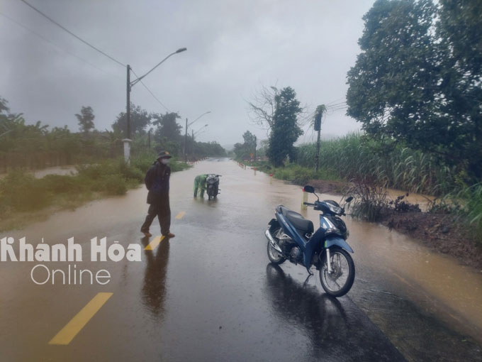 Khu vực ngập nước trên đường Tỉnh lộ 2.