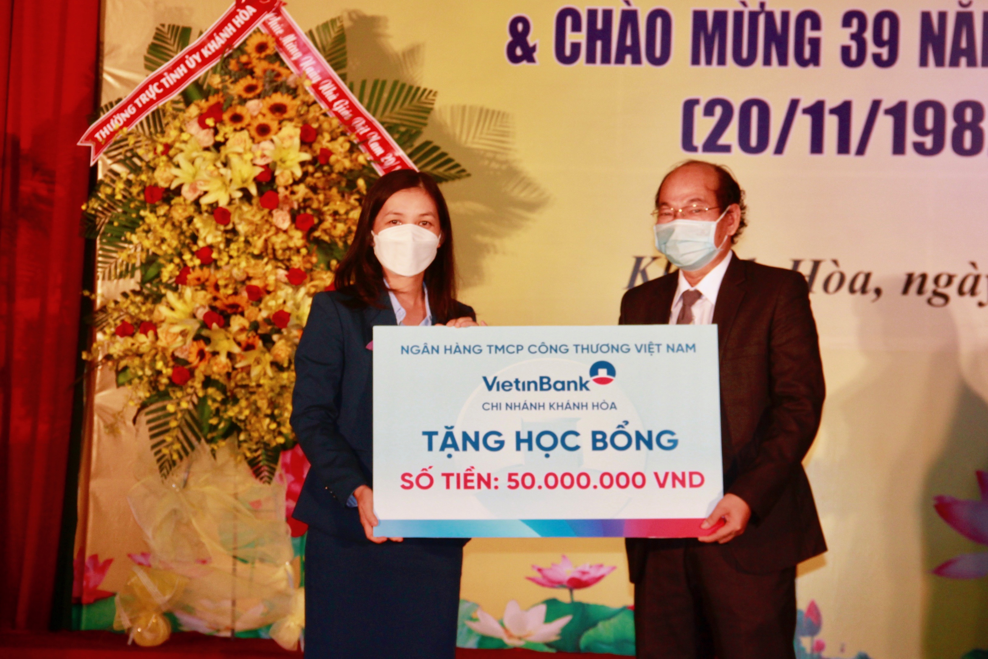 Ngân hàng Vietinbank chi nhánh Khánh Hòa trao 25 suất học bổng cho các sinh viên có hoàn cảnh khó khăn vượt khó học tập.